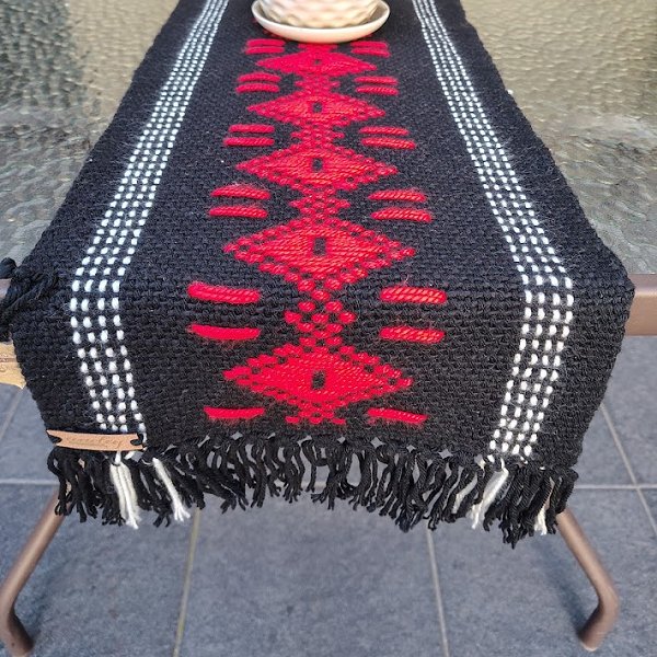 Caminos de mesa Rupu Negro tejidos en telar artesanales